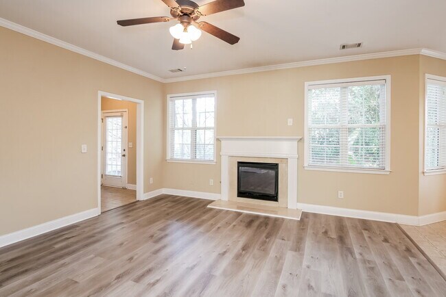 Foto del edificio - 906 Lakeside Ct