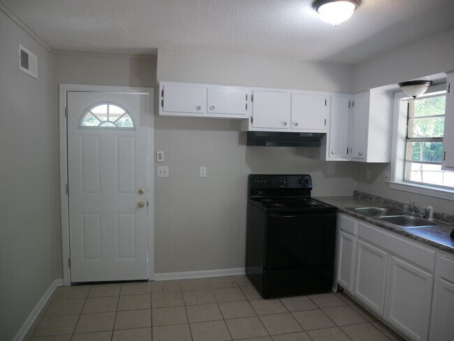 Building Photo - 8015 Ashbrook Dr