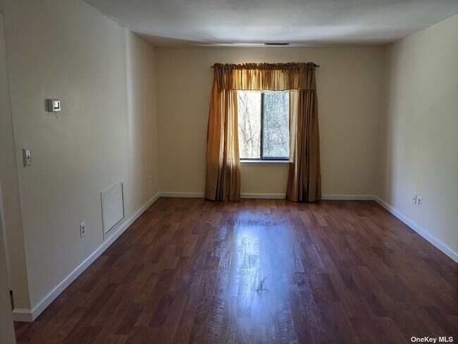 Building Photo - 972 Skyline Dr