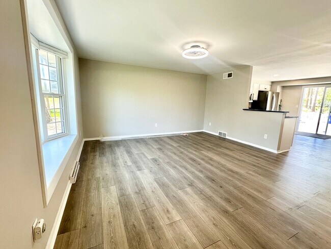 Foto del edificio - Ready to Rent Delafield Townhome!