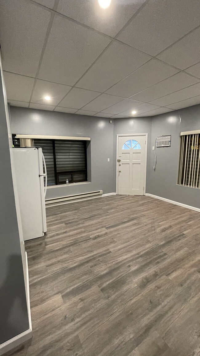 living room - 1628 Wolf St