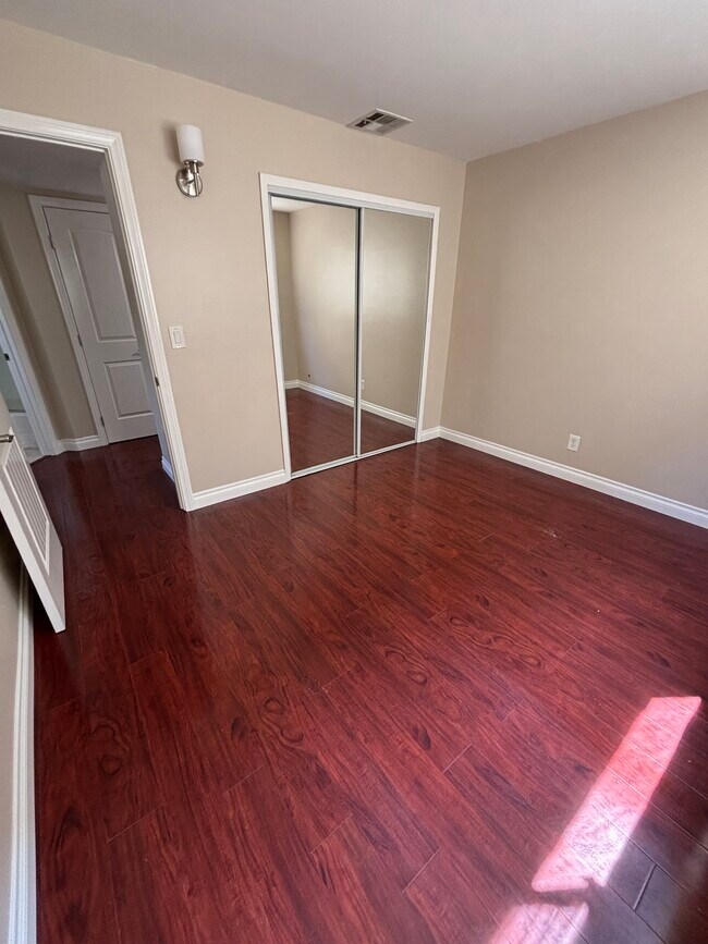 Foto del edificio - 2841 Montrose Ave