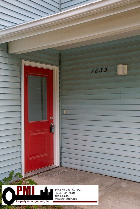Foto del edificio - 3 Bedroom and 1.5 bathroom Duplex Coming S...