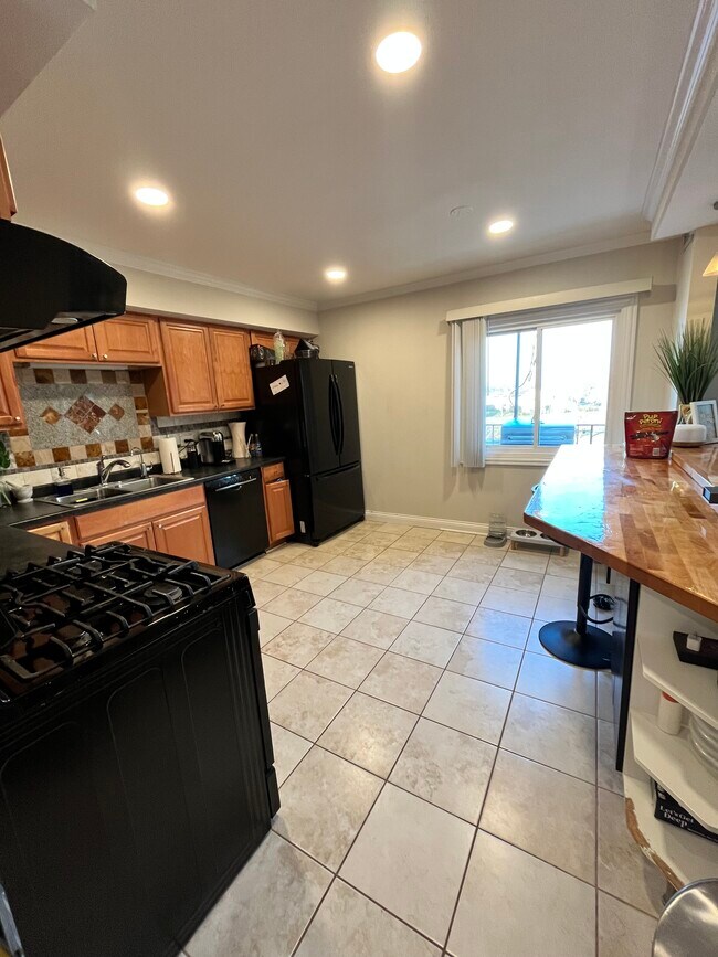 Building Photo - 1430 Sandstone Dr