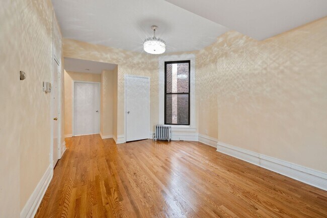 Building Photo - 3136 S Prairie Ave
