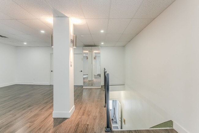 Building Photo - 824 Avenue du Mont-Royal E