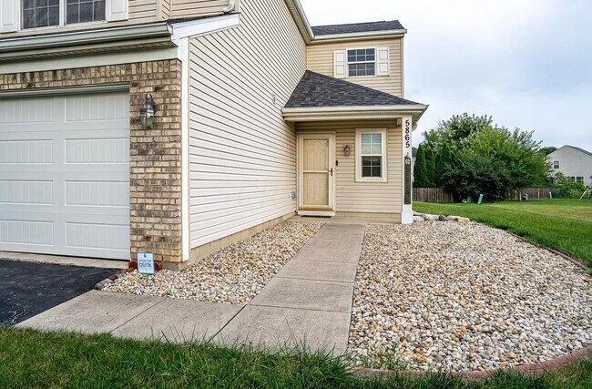 Foto del edificio - 5865 Summerlawn Dr