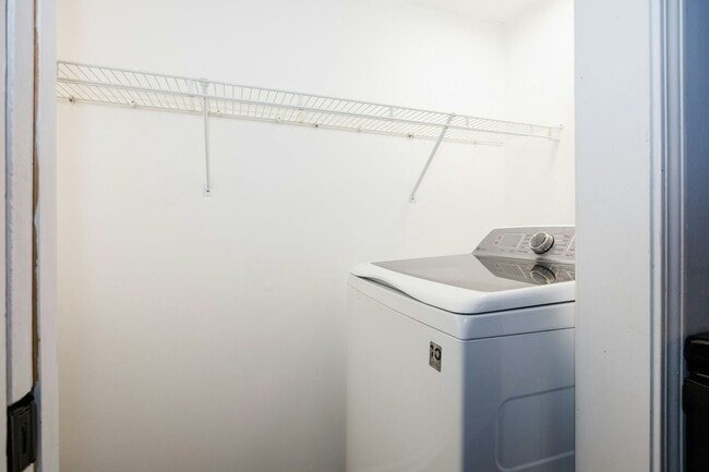 Building Photo - 250 Parktrail Rd