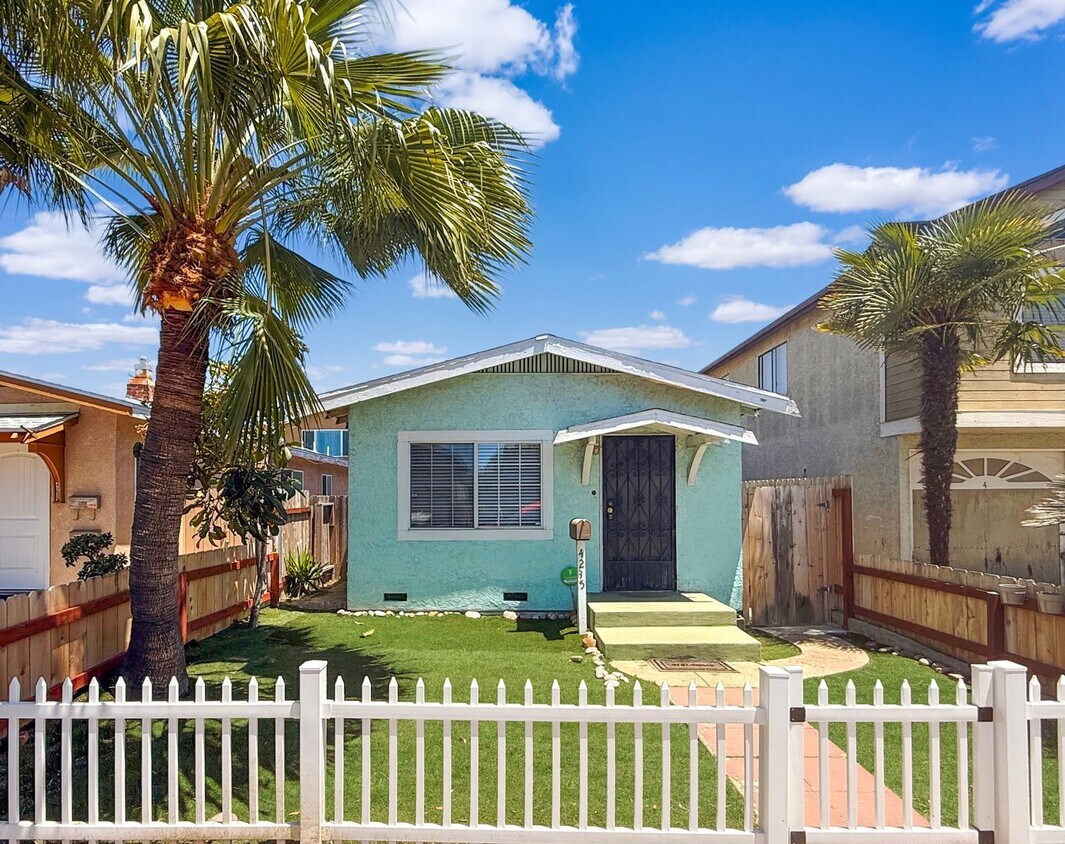 Foto principal - Spacious 2B/1BA Upgraded House w/ W/D, Lar...