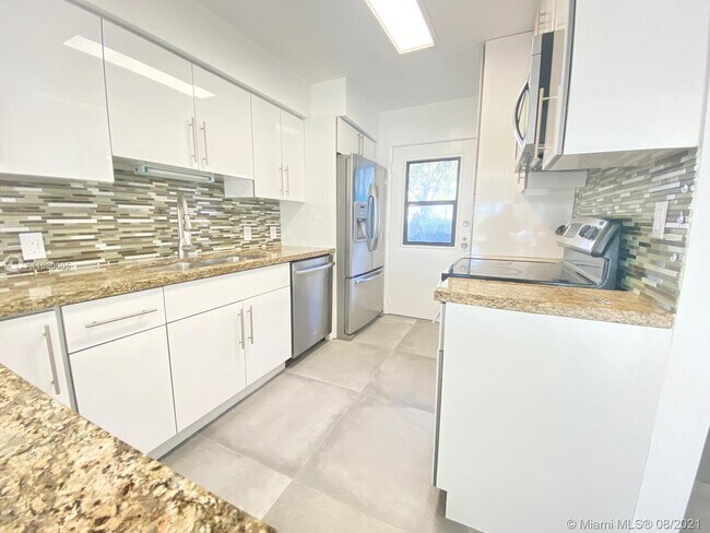Building Photo - 3401 N Country Club Dr