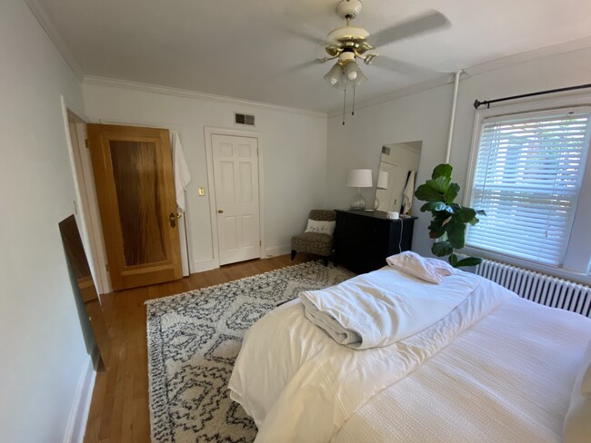 Bedroom - 909 E St SE