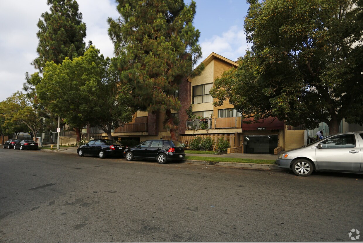 Building - 921 S Gramercy Dr