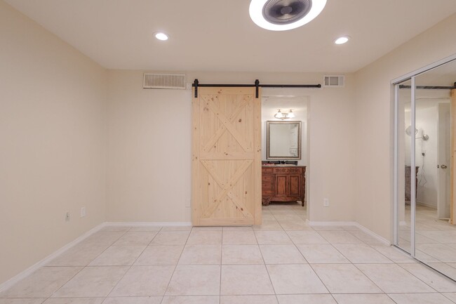 Foto del edificio - Nice and roomy one bedroom, First floor fl...