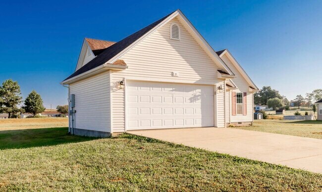 Building Photo - 15 Goldenrod Dr