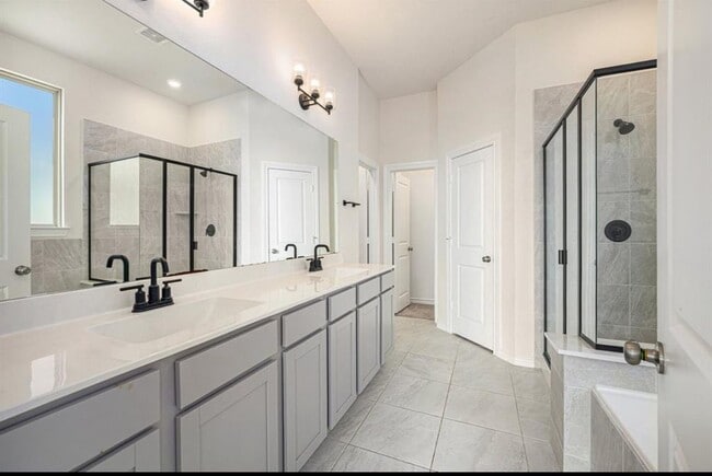 Foto del edificio - 7315 Buckthorn Holw Trl
