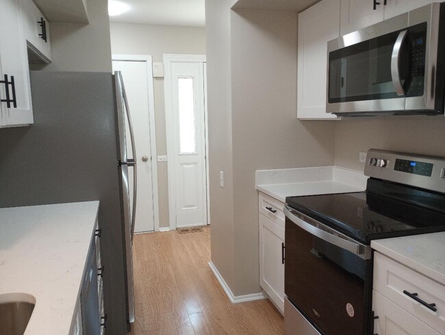 Building Photo - 110 Queens Cove