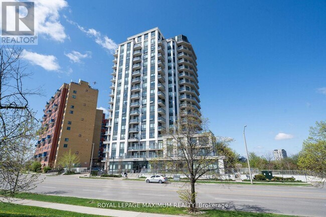 Photo du bâtiment - 840-1840 Queens Plate Dr