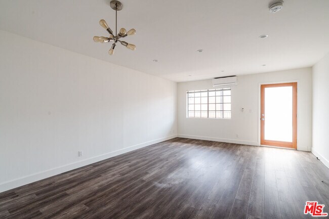 Foto del edificio - 246 N Coronado St