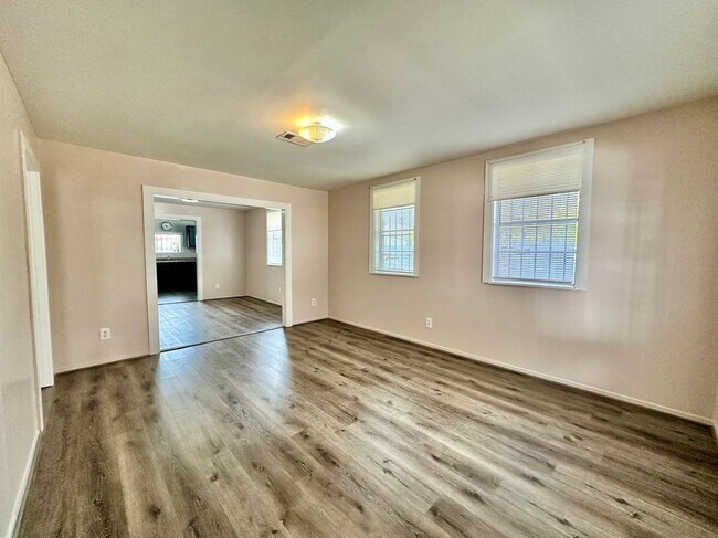 Foto del edificio - 305 N Live Oak St
