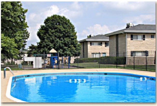 Piscina - College Mall Apartments