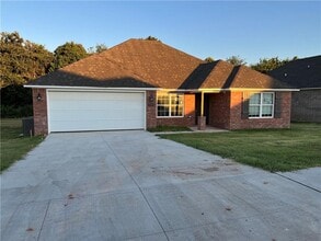 Building Photo - 817 Saddlebrook St
