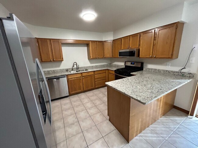 Foto del edificio - 2 bedroom, 1.5 bath Townhouse