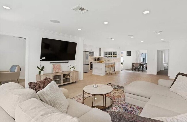 Building Photo - 4841 Tyrone Ave Sherman Oaks, CA 91423