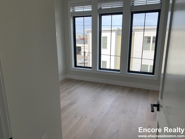 Building Photo - 157 Everett St