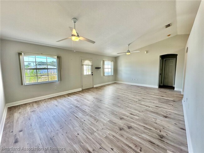 Foto del edificio - 2924 Thunderbird Rd