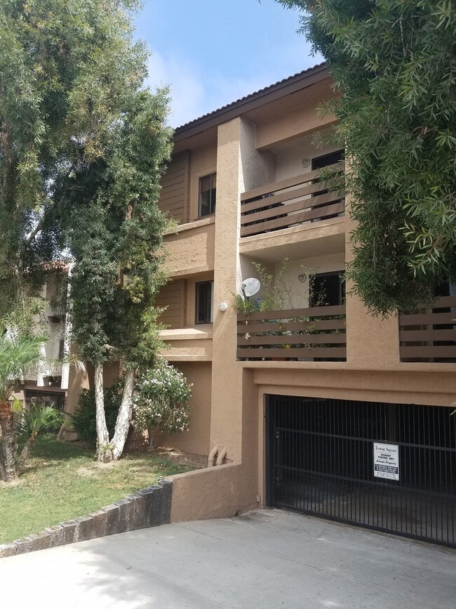 Foto del edificio - Charming Golden Hill Condo w/Secured Parki...