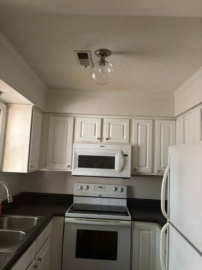 Building Photo - 2 BEDROOM CHARMER-PRIVATE PATIO- 2 brm  2.5 bath-Front Door Parking-On-site Pool-Outside storage-...