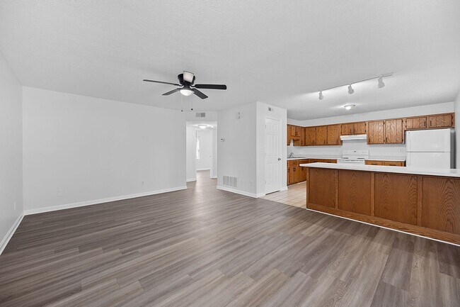 Building Photo - Large 2 Bedroom / 1 Bath - Newly Renovated