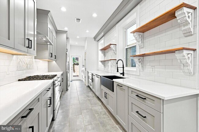 Foto del edificio - 2337 E Fletcher St