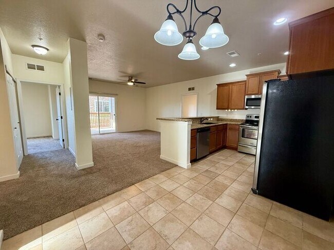Foto del edificio - Fantastic 2 Bedroom, 2 Bath Ground Level Condo With Detached Garage in Loveland, Colorado
