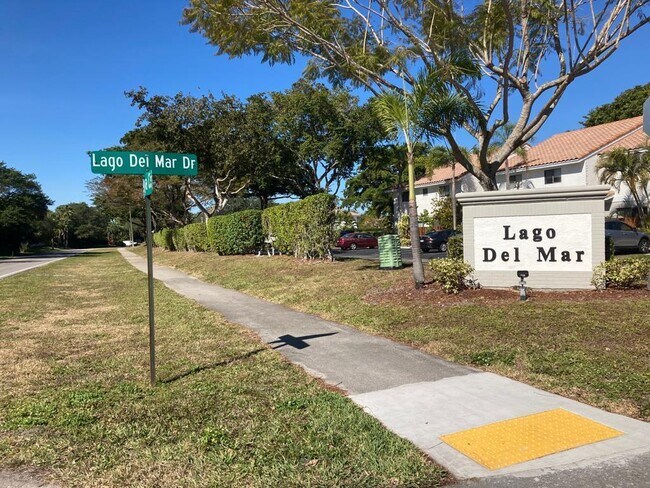 Building Photo - 7650 Lago Del Mar Dr