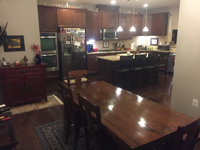 Foto del edificio - 6193 Royal Crest Ln