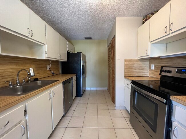 Building Photo - 14670 Lucy Dr