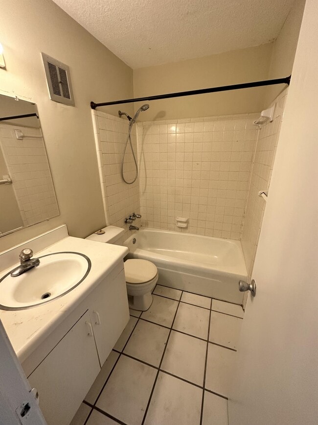 Foto del edificio - 50 Needle Blvd