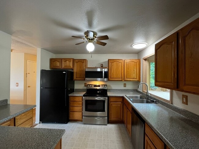 Building Photo - Excellent location at an affordable price!