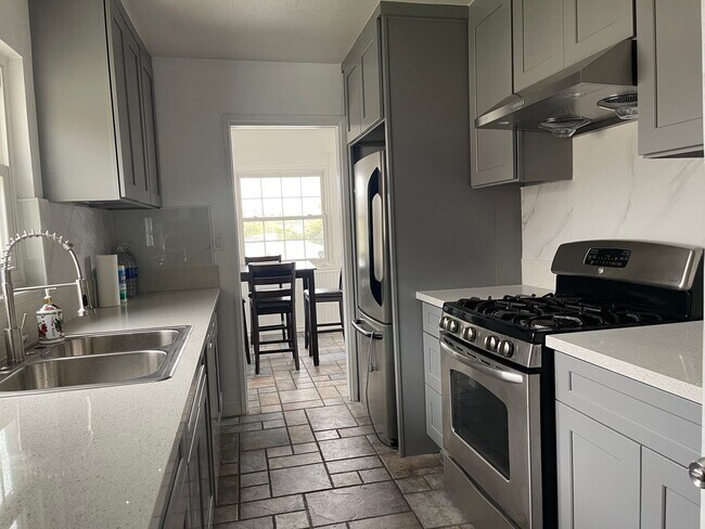 Foto del edificio - 3 Bed, 2 Bath House, New Kitchen plus 2 Bo...
