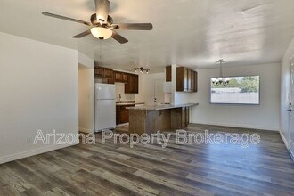 Building Photo - 208 E Park Ave