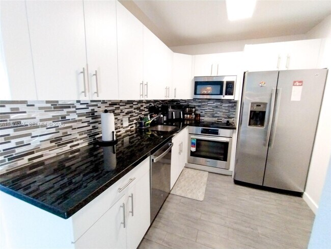 Building Photo - 3625 N Country Club Dr