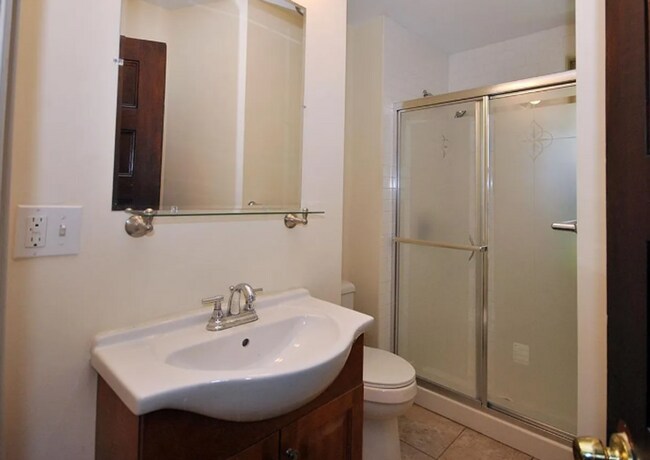 Building Photo - Rent an Individual Room in a 6bed/2 kitche...