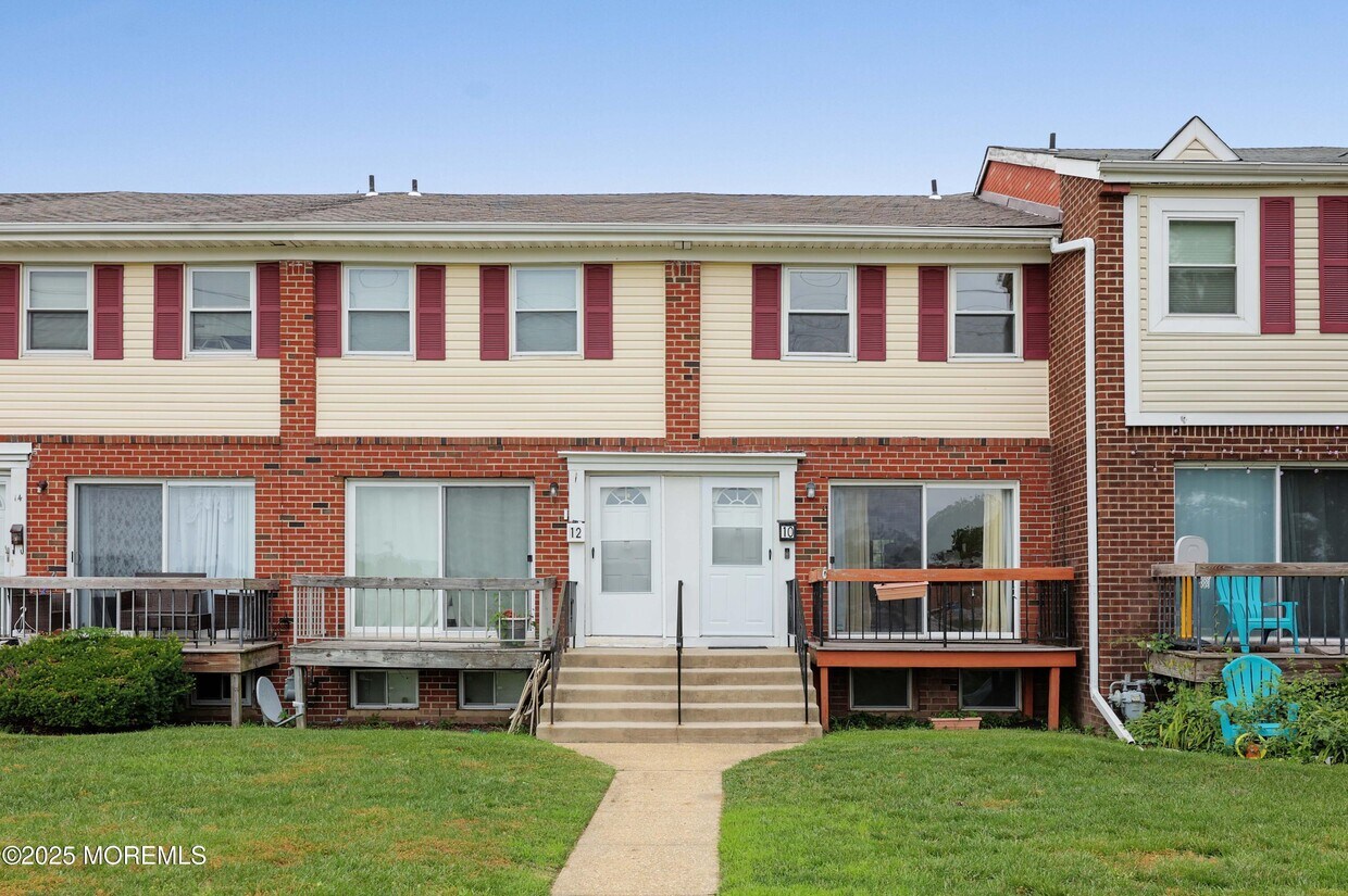 Primary Photo - 10 Primrose Ln
