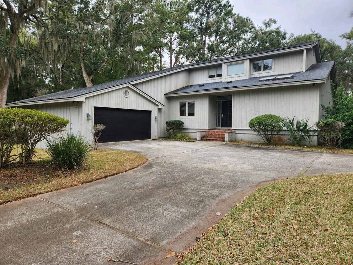 Primary Photo - 3 Bedroom, 2.5 bath Landings home with gol...