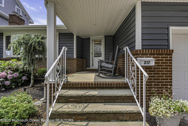 Building Photo - 217 3rd Ave