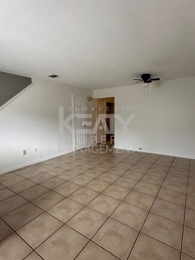 Foto del edificio - 2 Bed / 1.5 Bath Apartment COMING SOON!