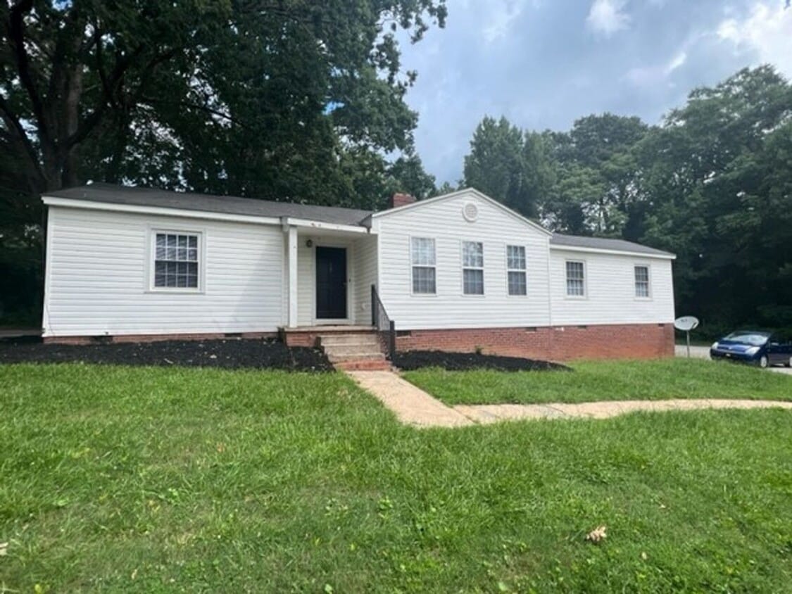 3 Bedroom 1.5 Bath Home Family Room, Living Room and Dining Room! - Eastside of Greenville - 3 Bedroom 1.5 Bath Home Family Room, Living Room and Dining Room! - Eastside of Greenville