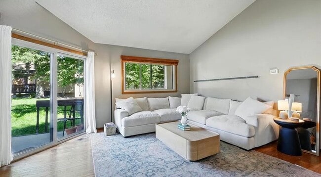 Building Photo - 821 Pebblewood Dr