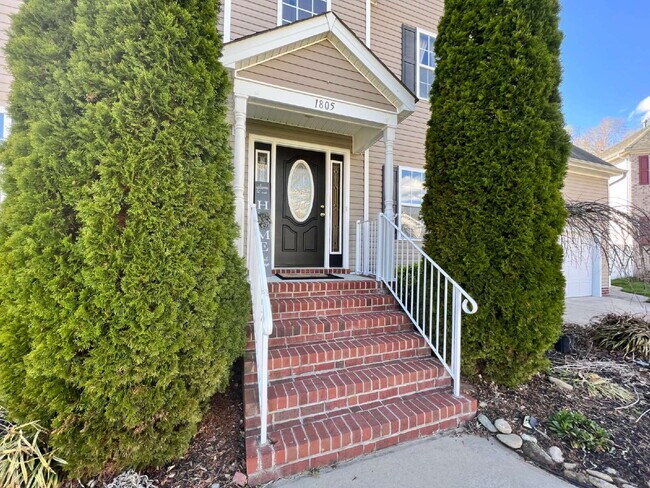 Foto del edificio - Spacious 4 bedroom home with POOL in sought after neighborhood and schools.